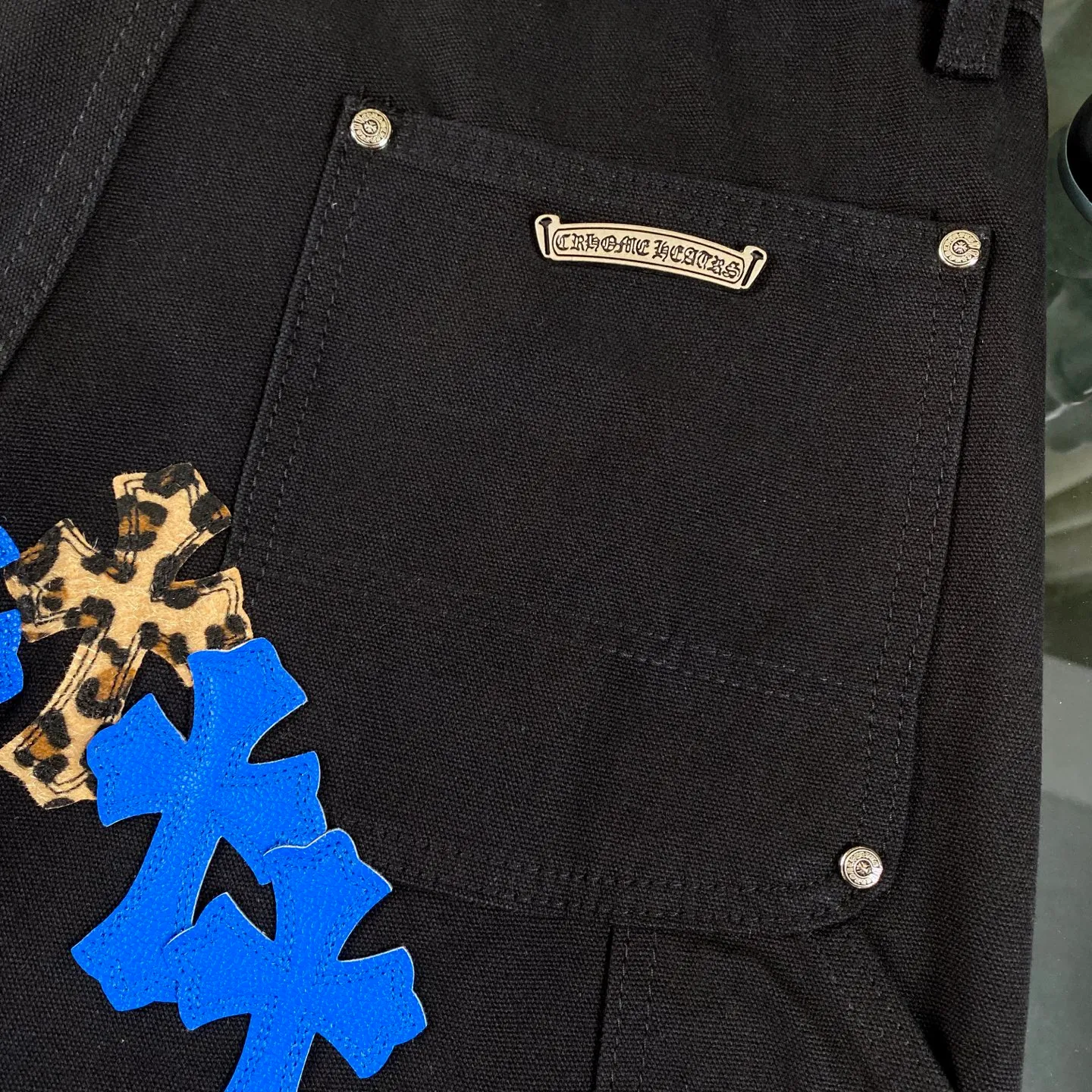 P270 CH Chromehearts family and friends limited edition leopard print blue cross patchwork leather black work jeans logging pants. The counter price is 34W level, patchwork cross pattern embellishment, washed jeans! ! An absolutely high-end luxury product, a 1.9W-level god-level single product, a super popular product, made by top heavy industry, a magic weapon that cannot be missed! [About Zangyin] This is an extremely luxurious fashion brand that can also be called the aristocracy of the high street. It has always been an exclusive brand for some hipsters or rich second generations. Compared with ordinary high streets, it is more luxurious and noble. Compared with luxury brands, it is more fashionable and individual. It has always been a brand that I have a special liking for. [Top heavy industry fashion design] Consistently high-street luxury style. Speaking of this style, the Zangyin family and GU family are definitely the leading representative brands. Especially the Zangyin family has really achieved a state-of-the-art effect in creating high-street style. The unique washed material is used to create this style. The color system is already quite eye-catching. After it is decorated with patchwork cross flowers, it cleverly highlights the charm of the brand. Secondly, this style uses classic The high-waist cutting design highlights the long legs and fashionable temperament of the upper body. The brand is highly recognizable and the slim fit configuration is more suitable for daily wear. It is a product that interprets personality, fashion, and specifications at a glance. This single product is enough to make any fan excited. It can be a white T-shirt for a youthful college style, or a tight suspender for a royal style. It has strong matching ability and can be easily controlled by men.  [Materials and craftsmanship] Needless to say, this point goes without saying. As an excellent craftsman brand, Zangyin’s requirements for details and craftsmanship are really perfect. The washed color of this model has gone through so many processes, not to mention the embellishment of denim appliques. It is also purely hand-made and sewn. Just like what they believe in, only hand-made things have soul and have the meaning of wear. A top-notch heavy-duty fashionable denim item, I look forward to your perfect interpretation! !  Color: Black Size: 28-36